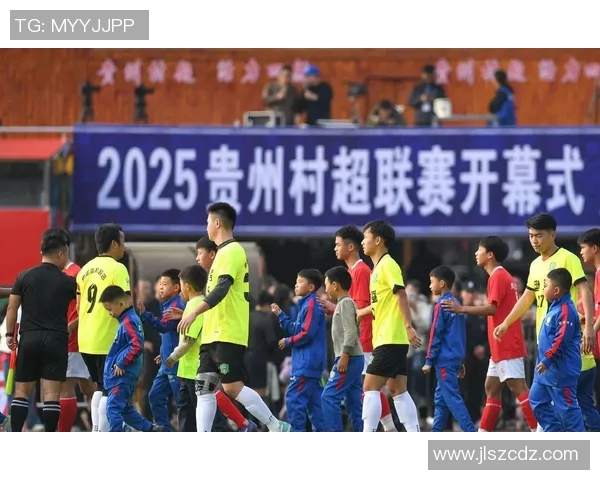 足球球星评论热议：从表现到争议他们如何影响球场外的舆论风向